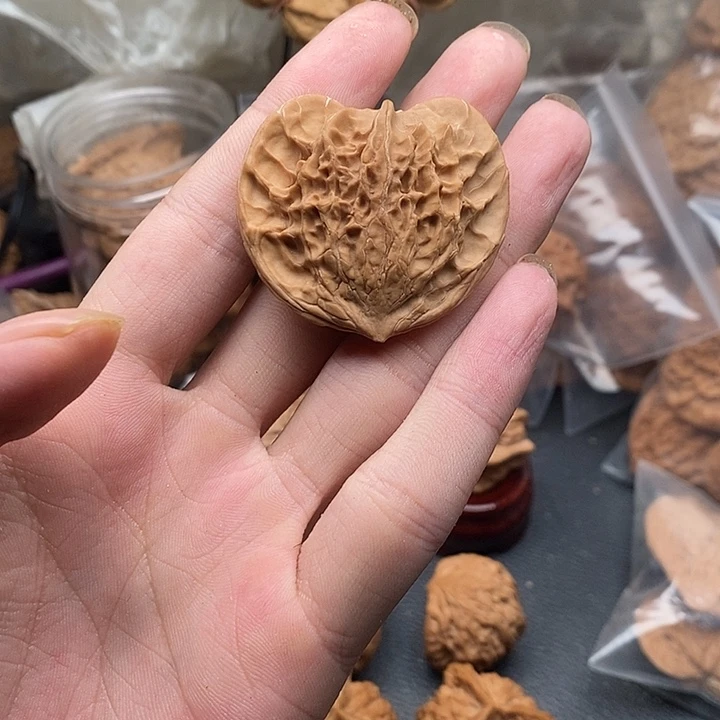 文玩核桃吊坠小桃心