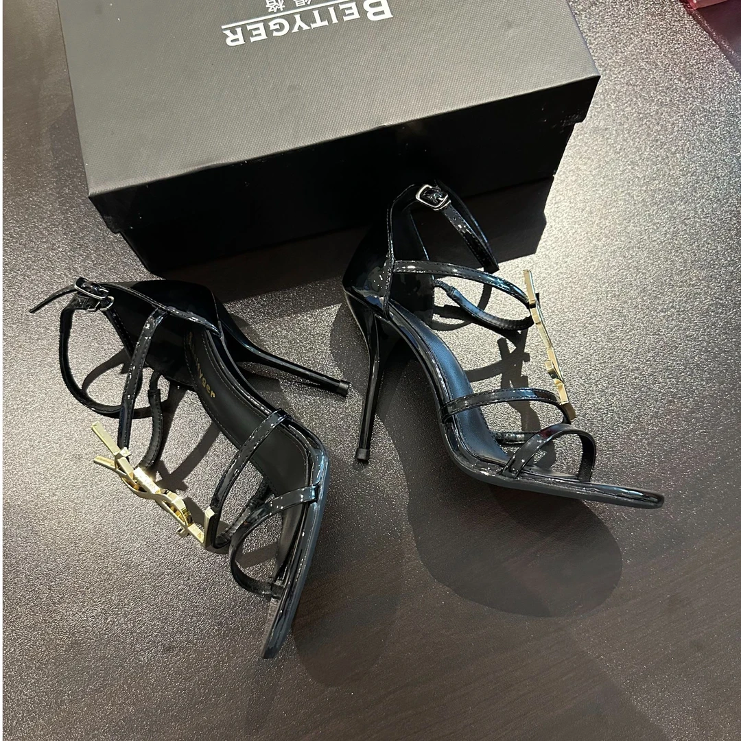 字母凉鞋女黑色漆皮2025新款夏季细跟气质一字扣带高跟鞋