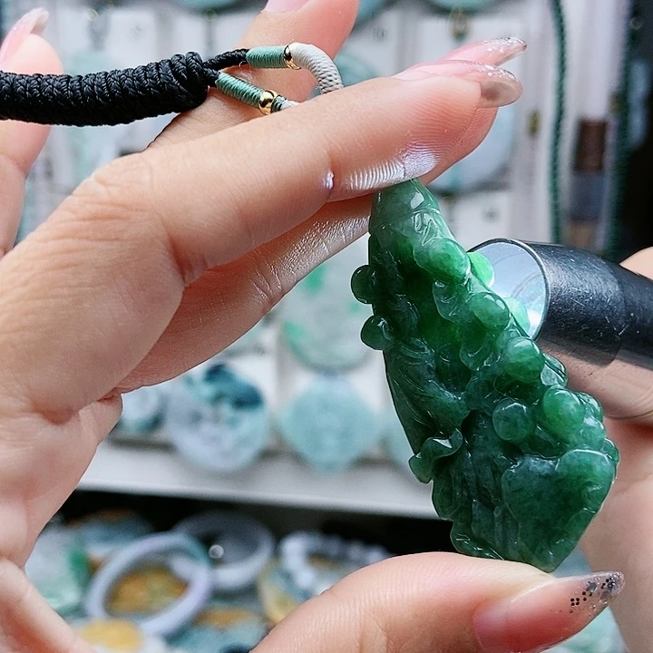 颈饰足铂镶嵌翡翠翡翠