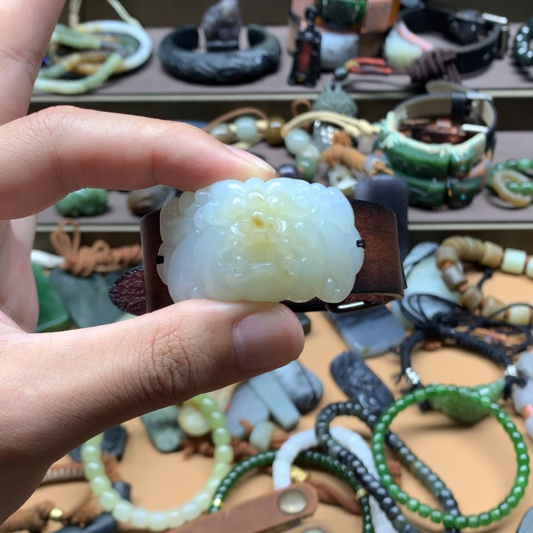 广***哥和田玉（糖玉）未镶嵌挂件