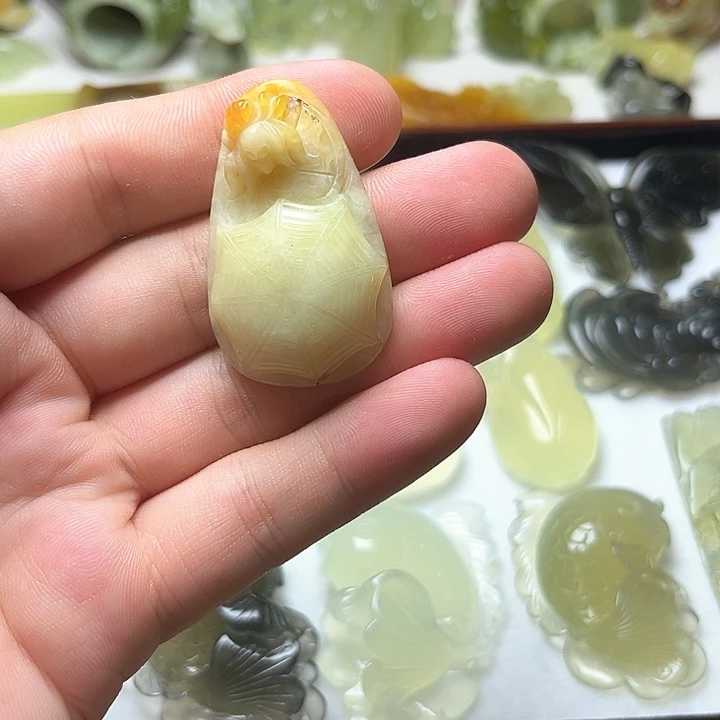 蛇纹石玉未镶嵌颈饰沧**明