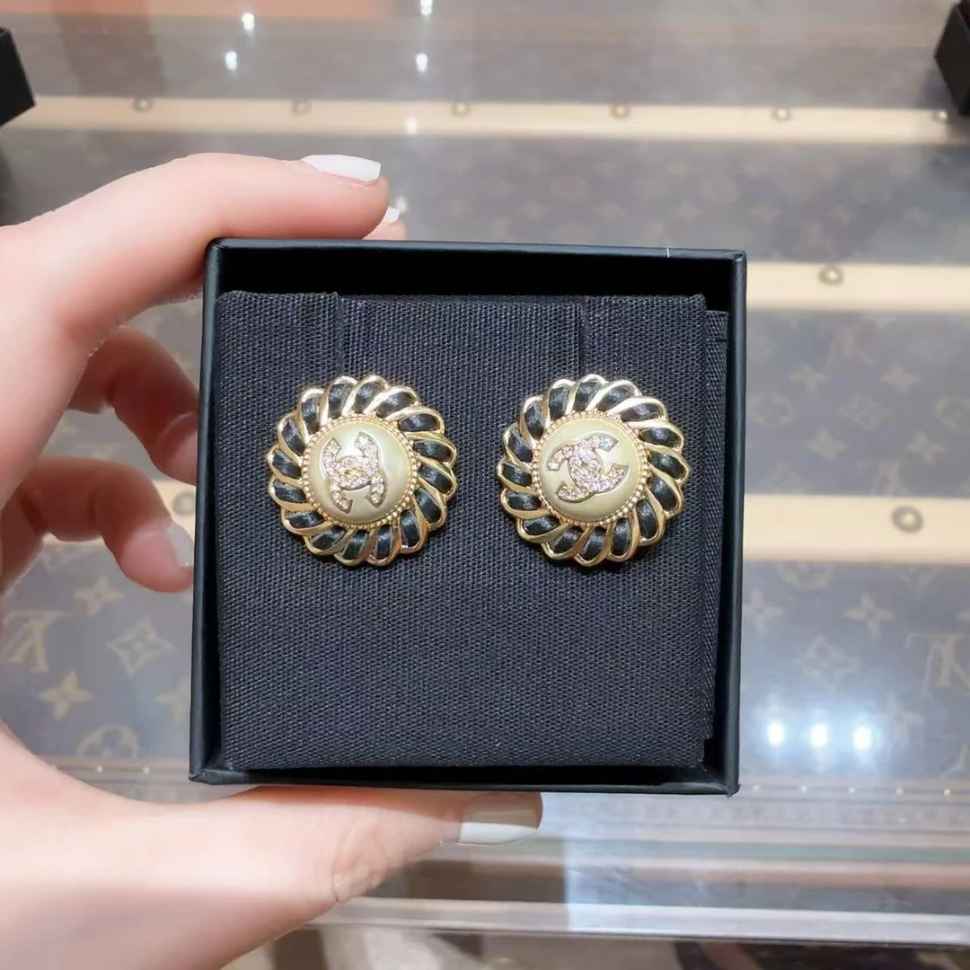 未使用 Chanel/香奈儿 皮穿链山茶花圆形水钻金属珍22zk 096