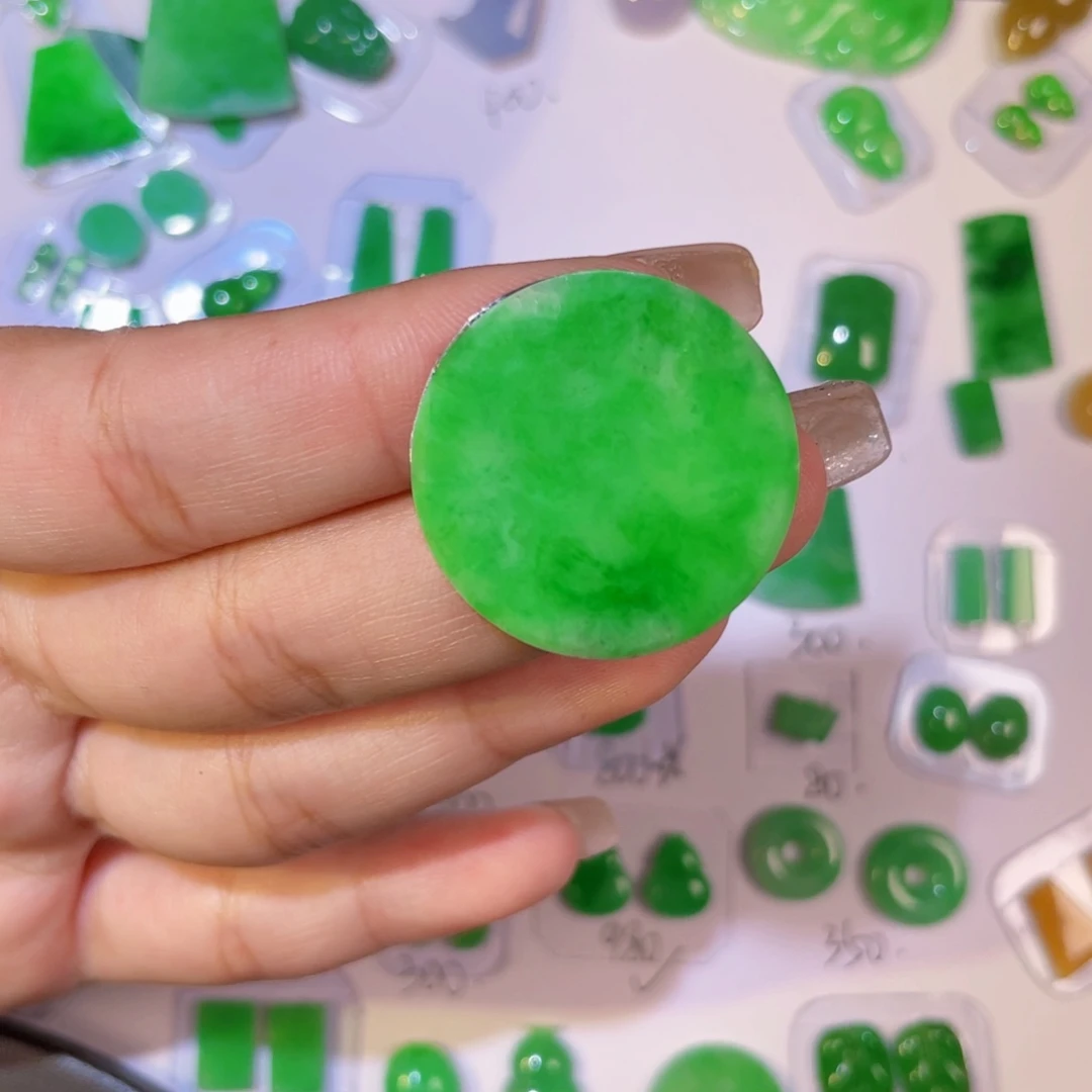 翡翠未镶嵌颈饰裸石