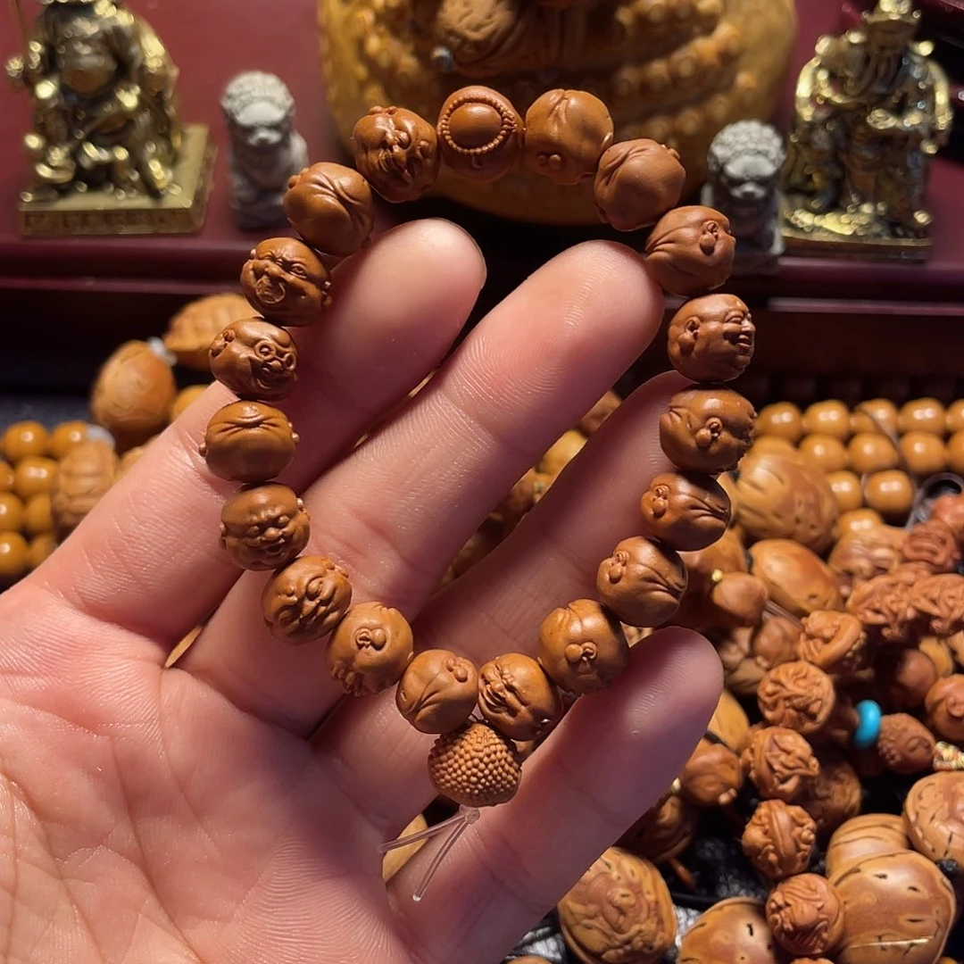 龙纹桃核雕刻铜钱百态