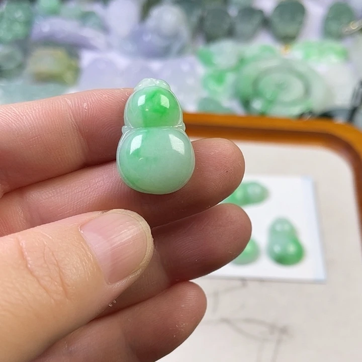 出***仙翡翠未镶嵌颈饰葫芦