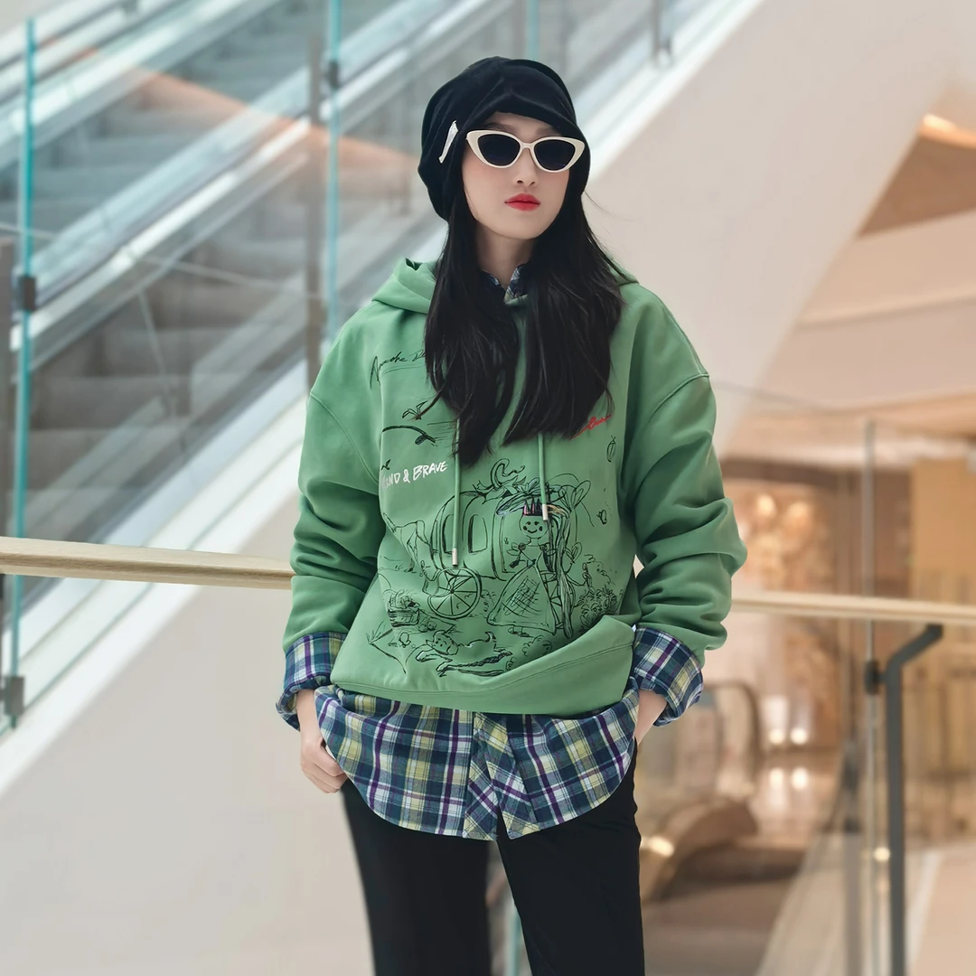 哥弟 新款时尚印花休闲百搭轻运动连帽宽松套头长袖卫衣女130118