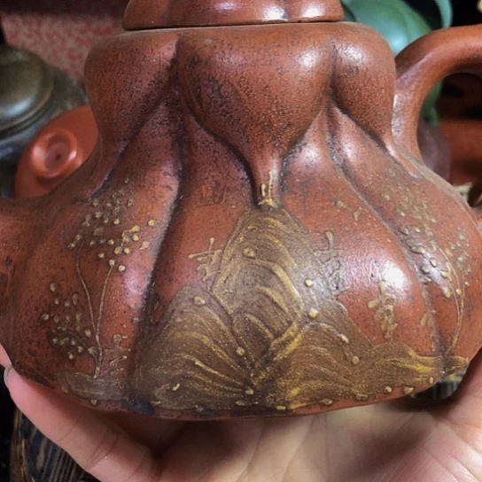 茶壶紫砂原矿泥料手工制作的一把紫砂壶。