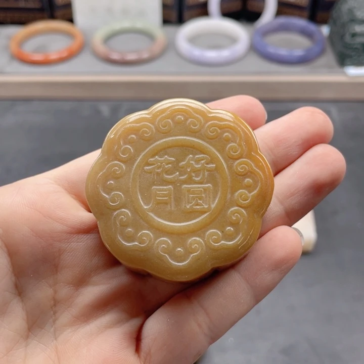 颈饰未镶嵌石英质玉
