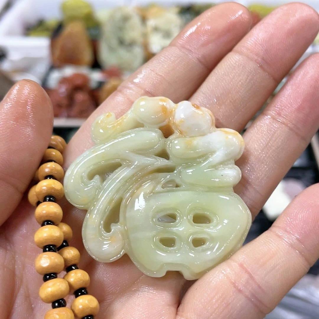 蛇纹石玉颈饰合金