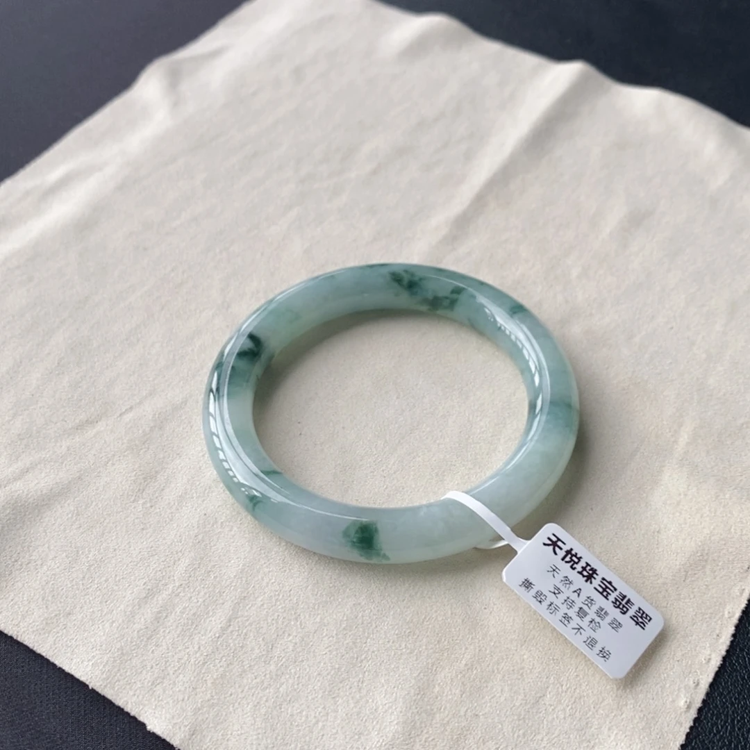 翡翠手镯未镶嵌翡翠