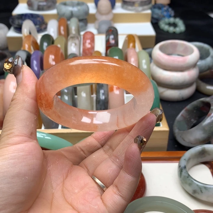 未镶嵌手镯石英质玉张****?