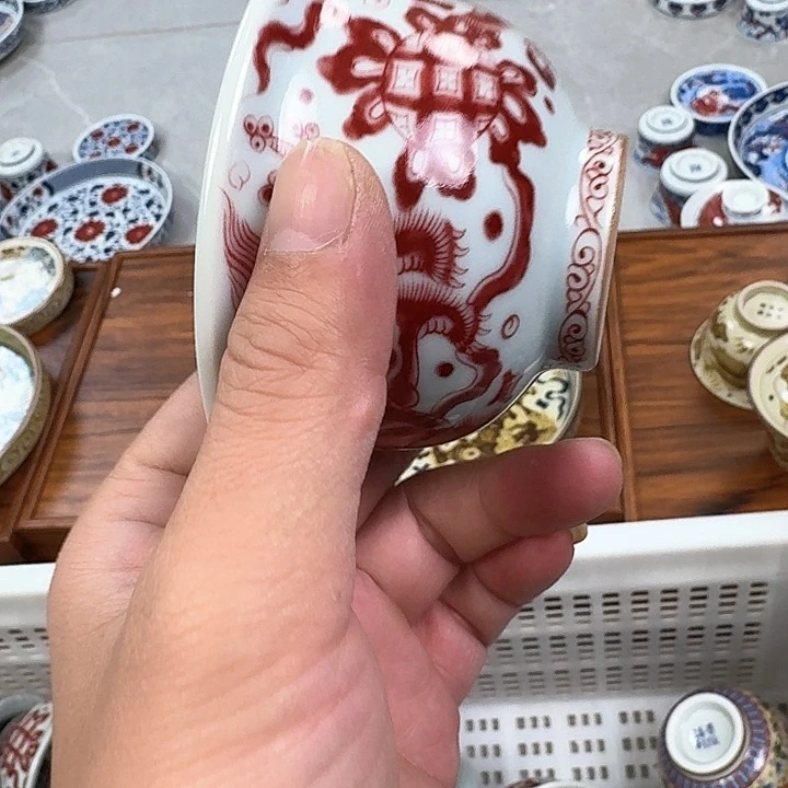 瓷片釉里红狮子大压手杯