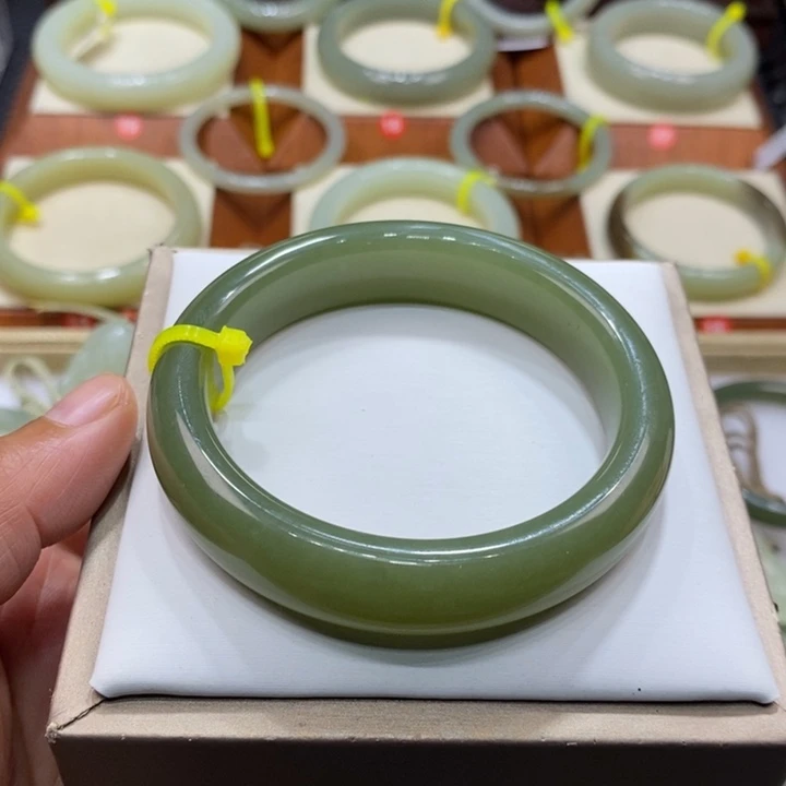 和田玉未镶嵌手镯若羌牛油果