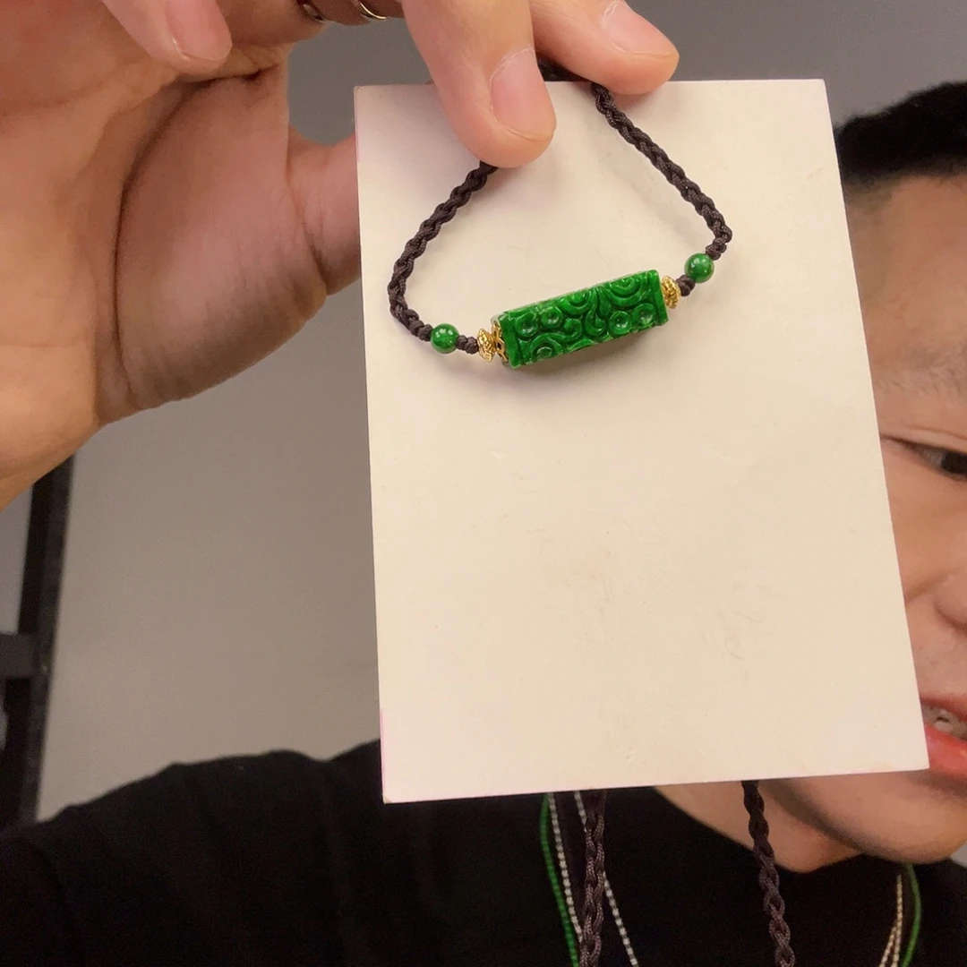 翡翠未镶嵌颈饰一件
