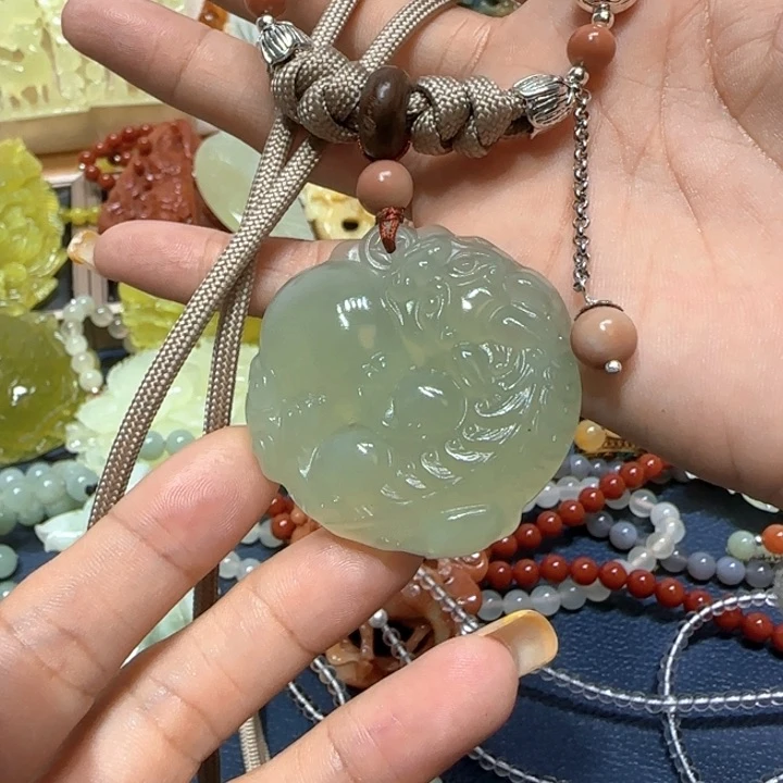 未镶嵌蛇纹石玉吊坠