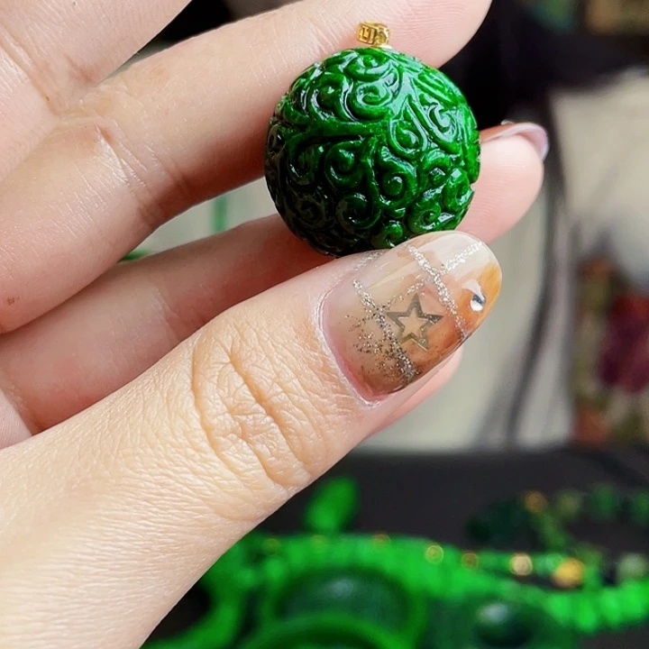 翡翠18K金镶嵌颈饰多样性