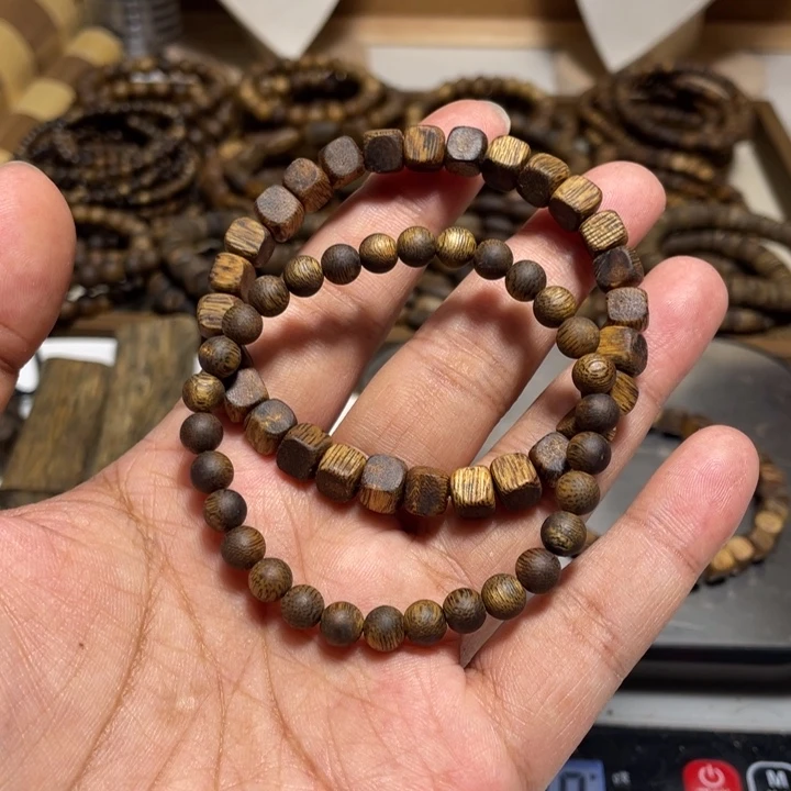 奚***泠沉香碎屑沉香卡6圆珠.卡6方珠