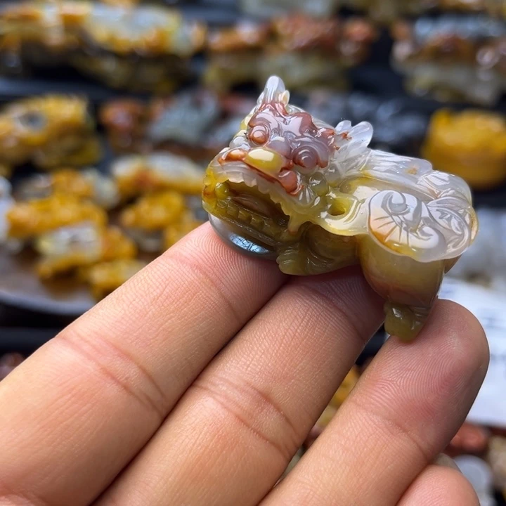 石英质玉（黄龙玉）未镶嵌颈饰