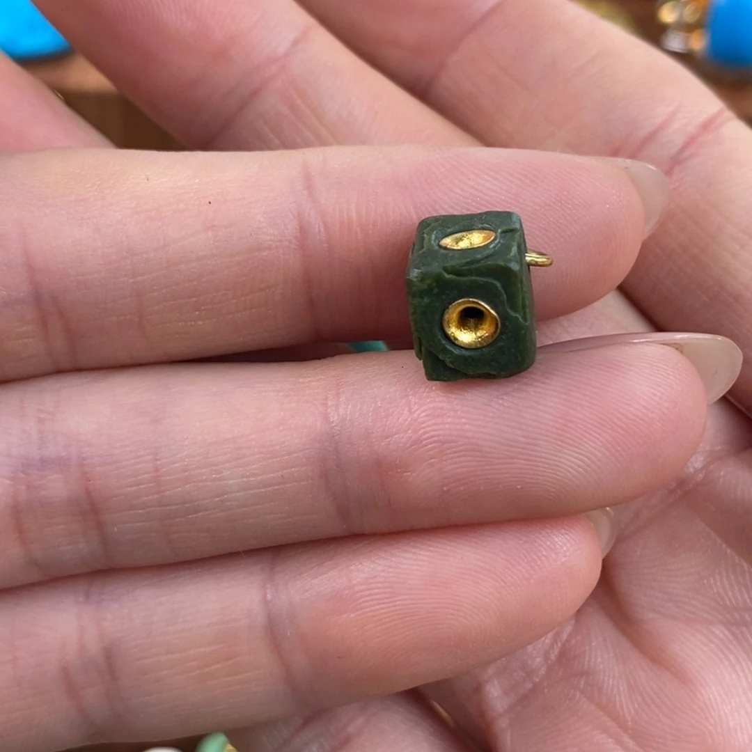 绿松石未镶嵌。拉芳