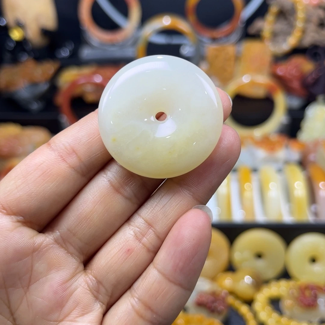 石英质玉（黄龙玉）未镶嵌颈饰