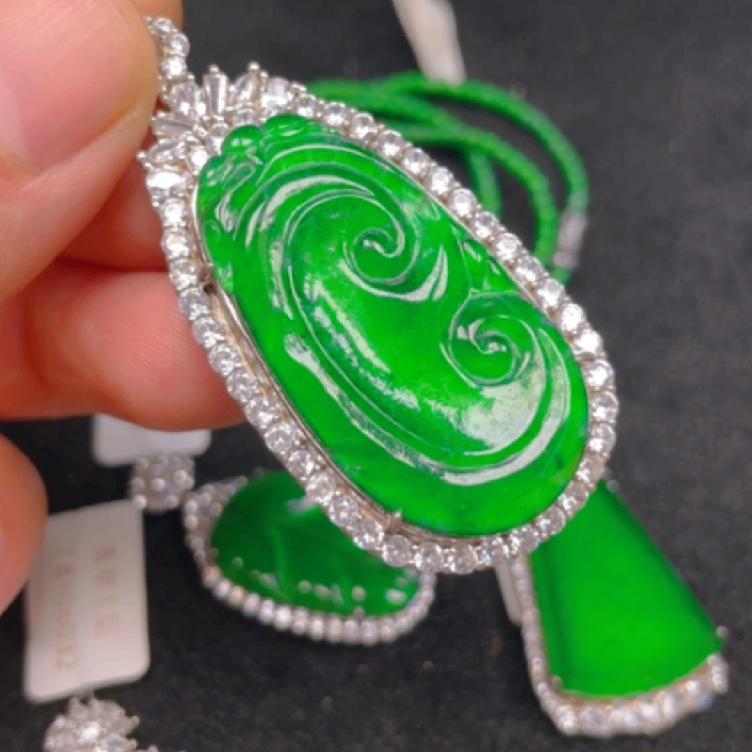 【闪购商品】颈饰银S925镶嵌翡翠吊坠