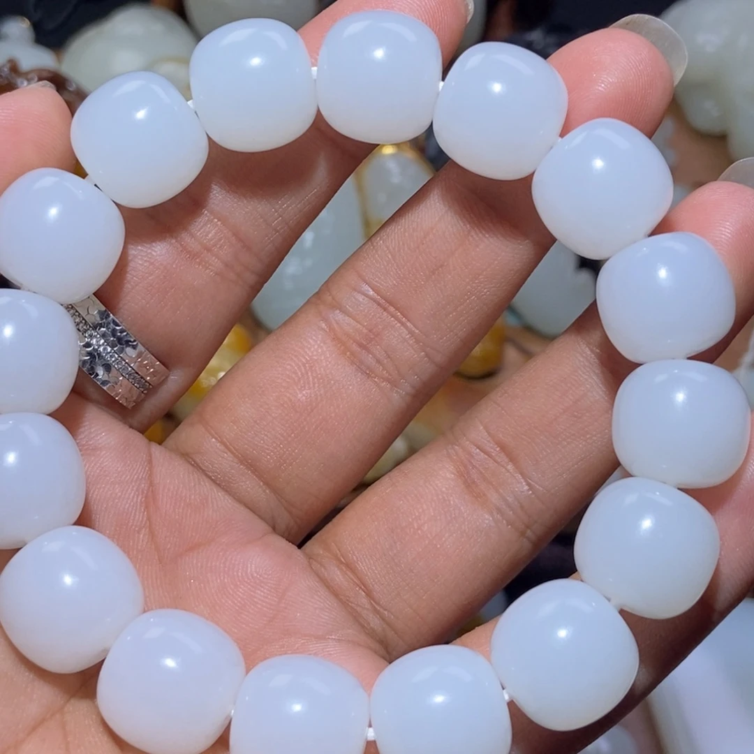 哪***吒和田玉未镶嵌颈饰