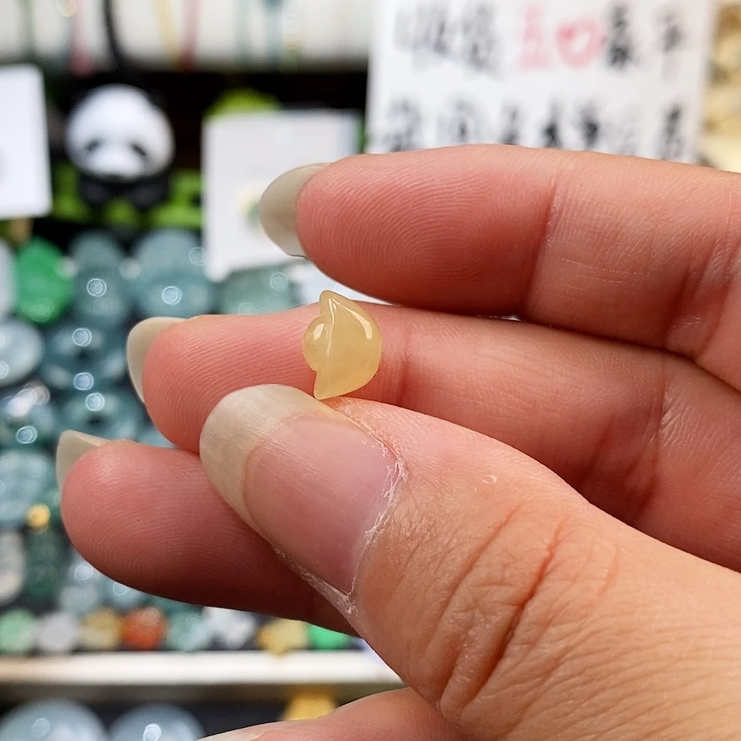 翡翠未镶嵌颈饰元宝