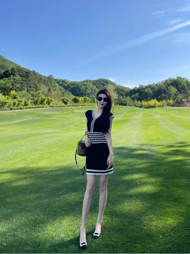 夏季小众设计感薄款显瘦撞色连衣裙气质针织修身时尚包臀性感