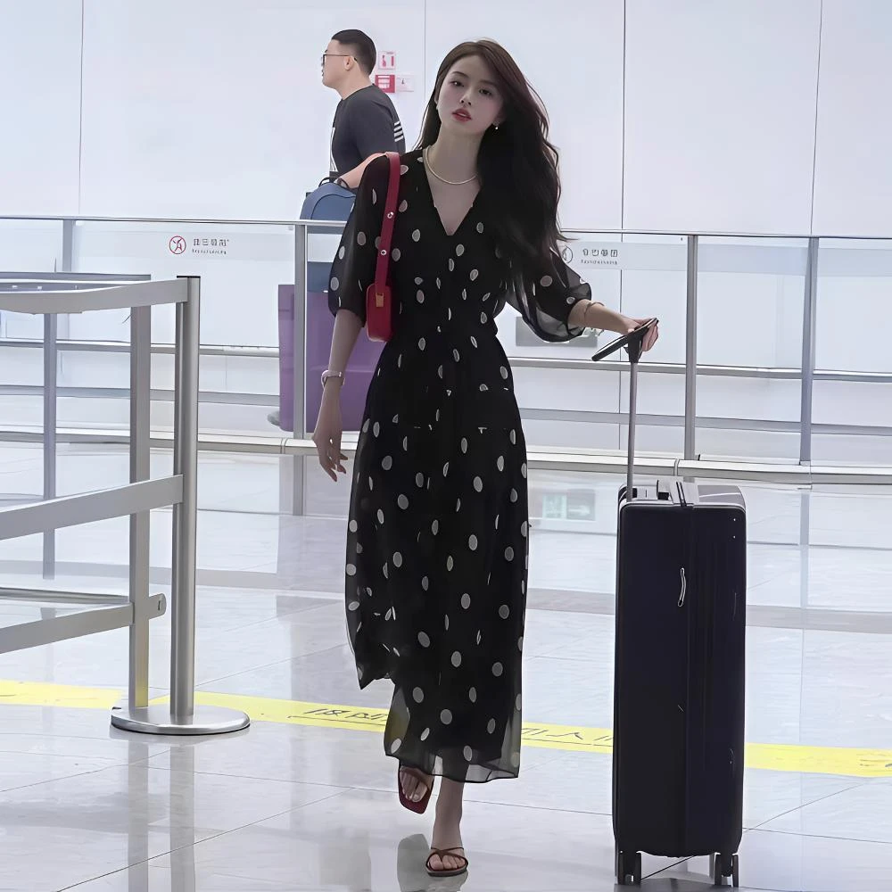 2025夏季新款法式黑色波点连衣裙女收腰显瘦洋气v领茶歇长裙子