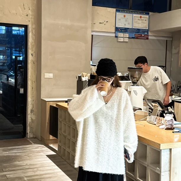 小郭家巷口-针织V领中长款女慵懒风圈圈毛毛衣