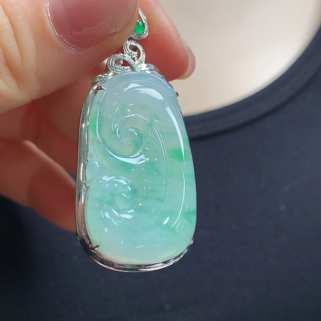 翡翠18K金镶嵌颈饰如意