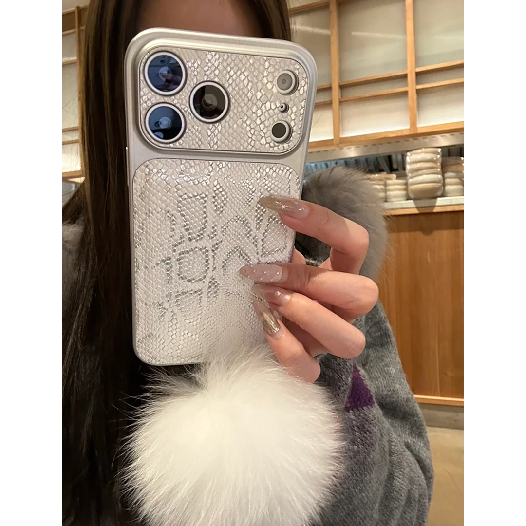 轻奢ins小众高级皮纹毛球适用苹果16/17promax15手机壳iPhone13女