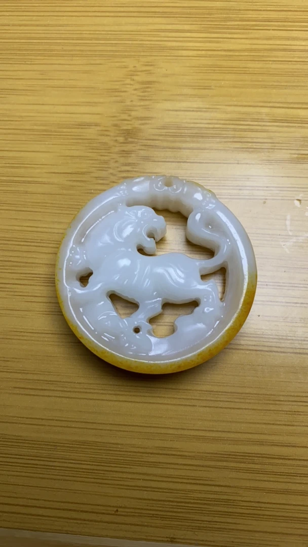 和田玉精品挂件镂空虎