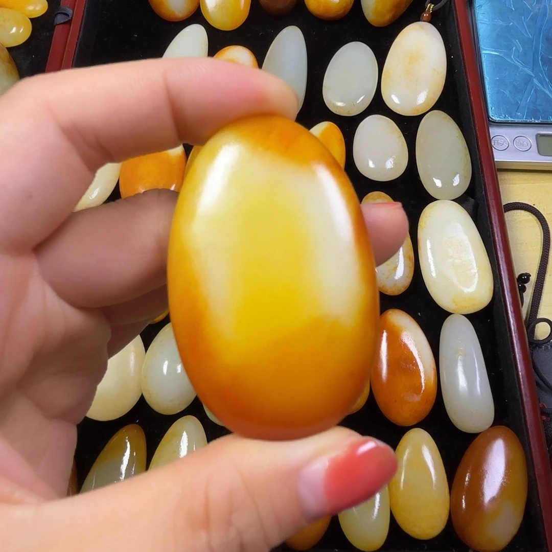 孙***伟颈饰未镶嵌和田玉