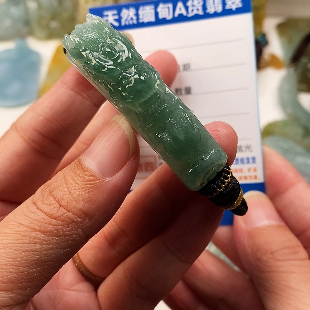 翡翠未镶嵌颈饰龙手牌