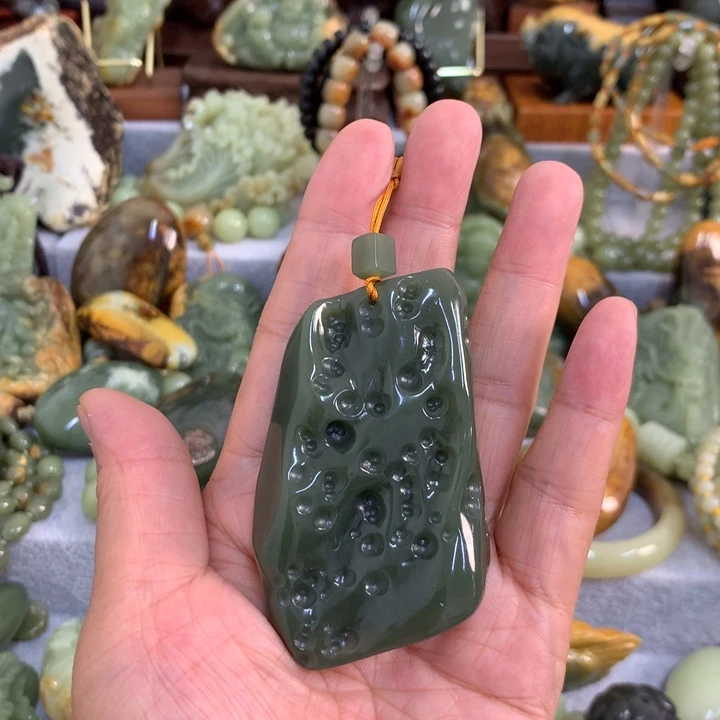 沙***鹰岫岩老玉（透闪石质玉）未镶嵌把件