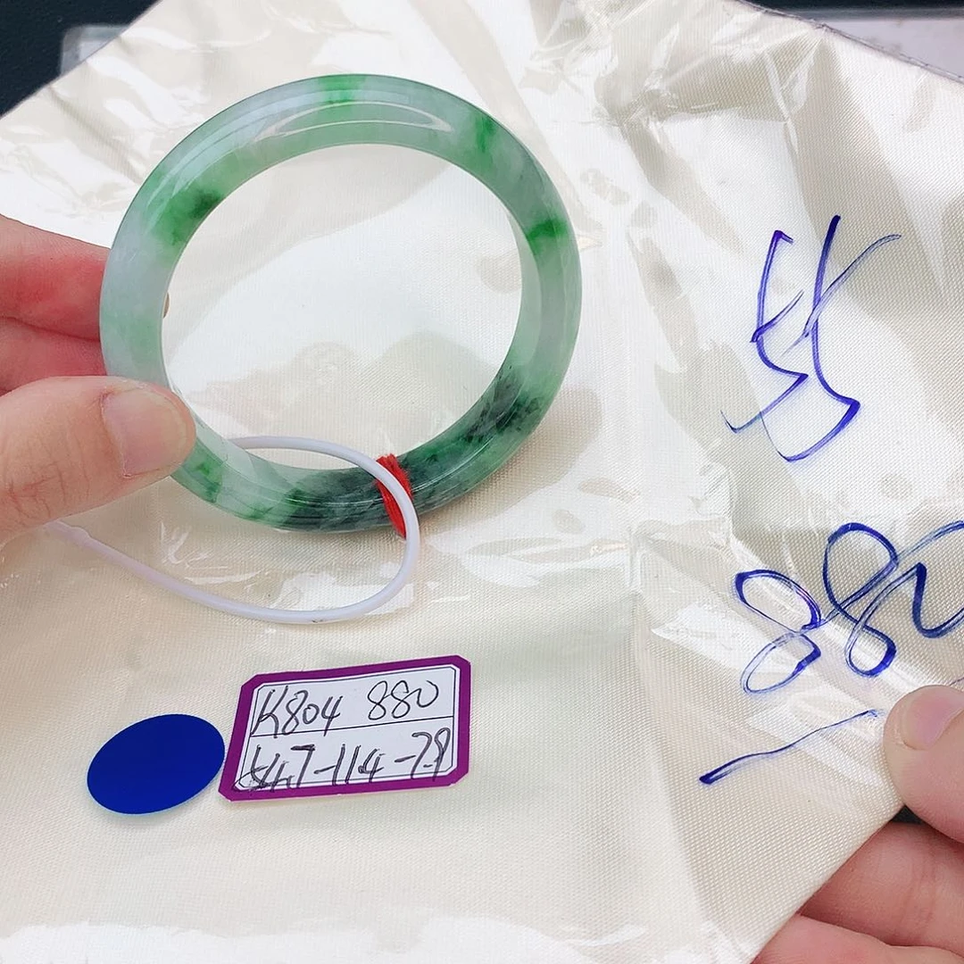 翡翠手镯未镶嵌翡翠