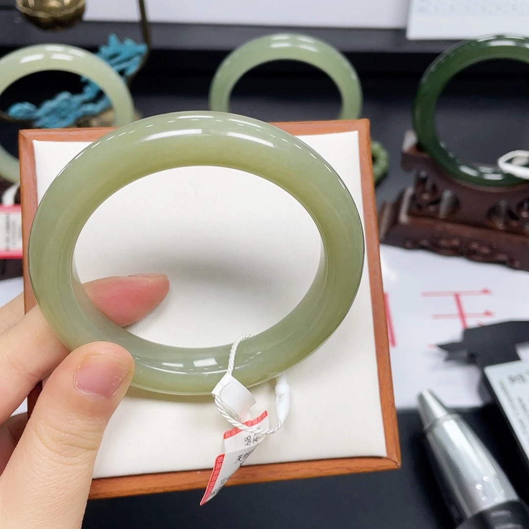 和田玉未镶嵌手镯