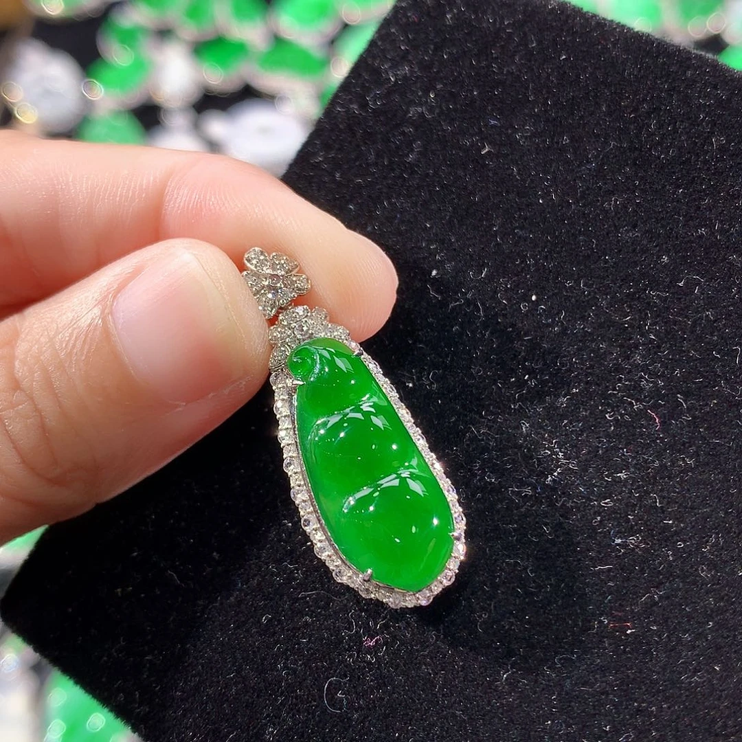 翡翠18K金镶嵌颈饰