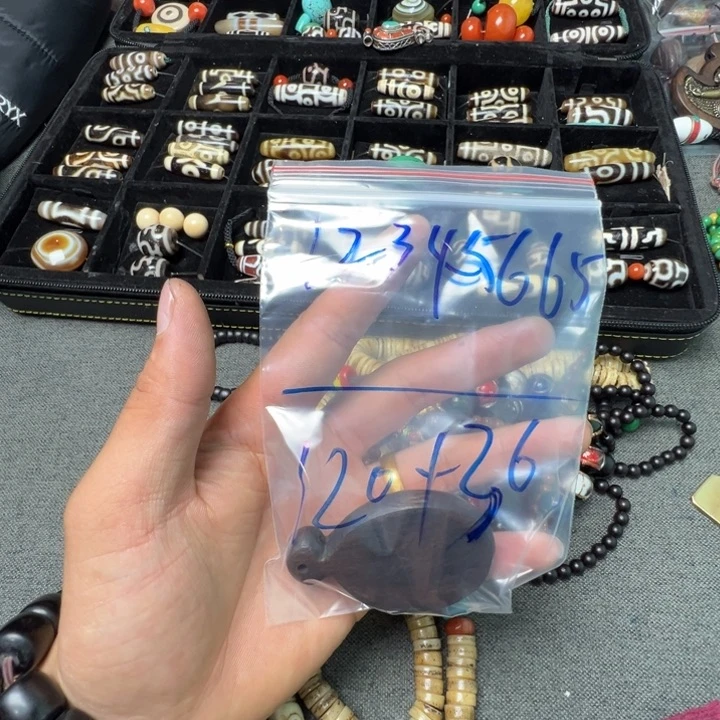1****1珠子的形状与颜色有明显差异和