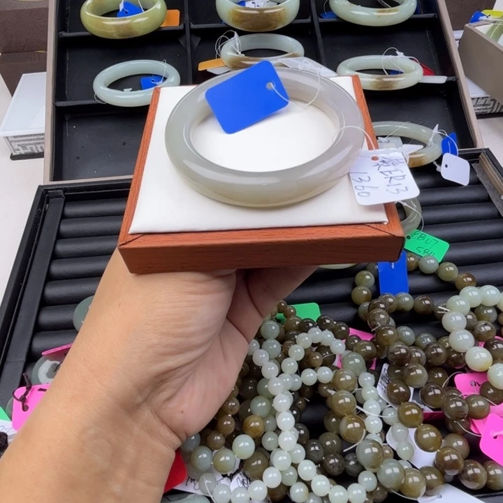 未镶嵌手镯和田玉七月