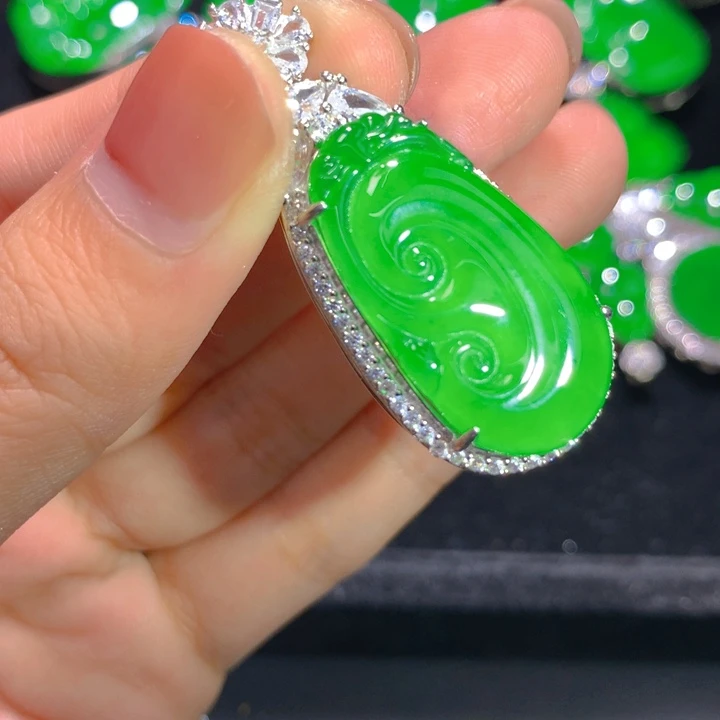 翡翠银S925镶嵌颈饰一个