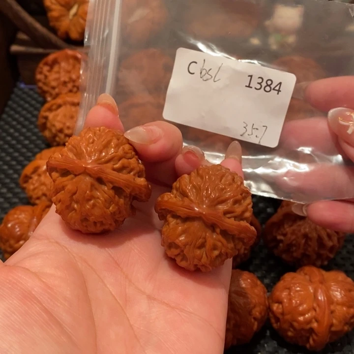 文玩核桃把件精品白狮子35.7