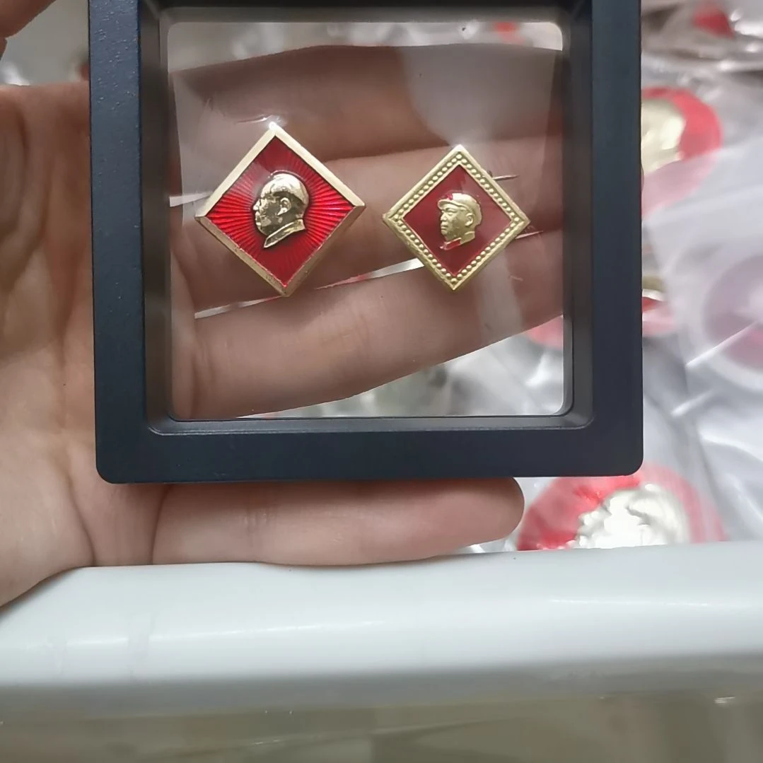 其他普通金属?****?红色收藏纪念章2枚