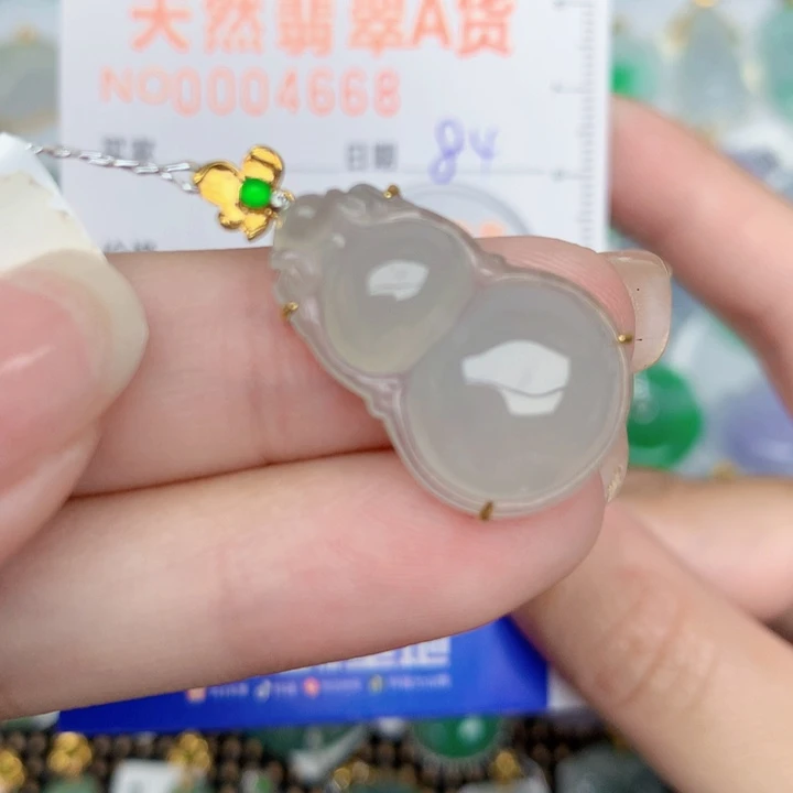 颈饰18K金镶嵌翡翠葫芦