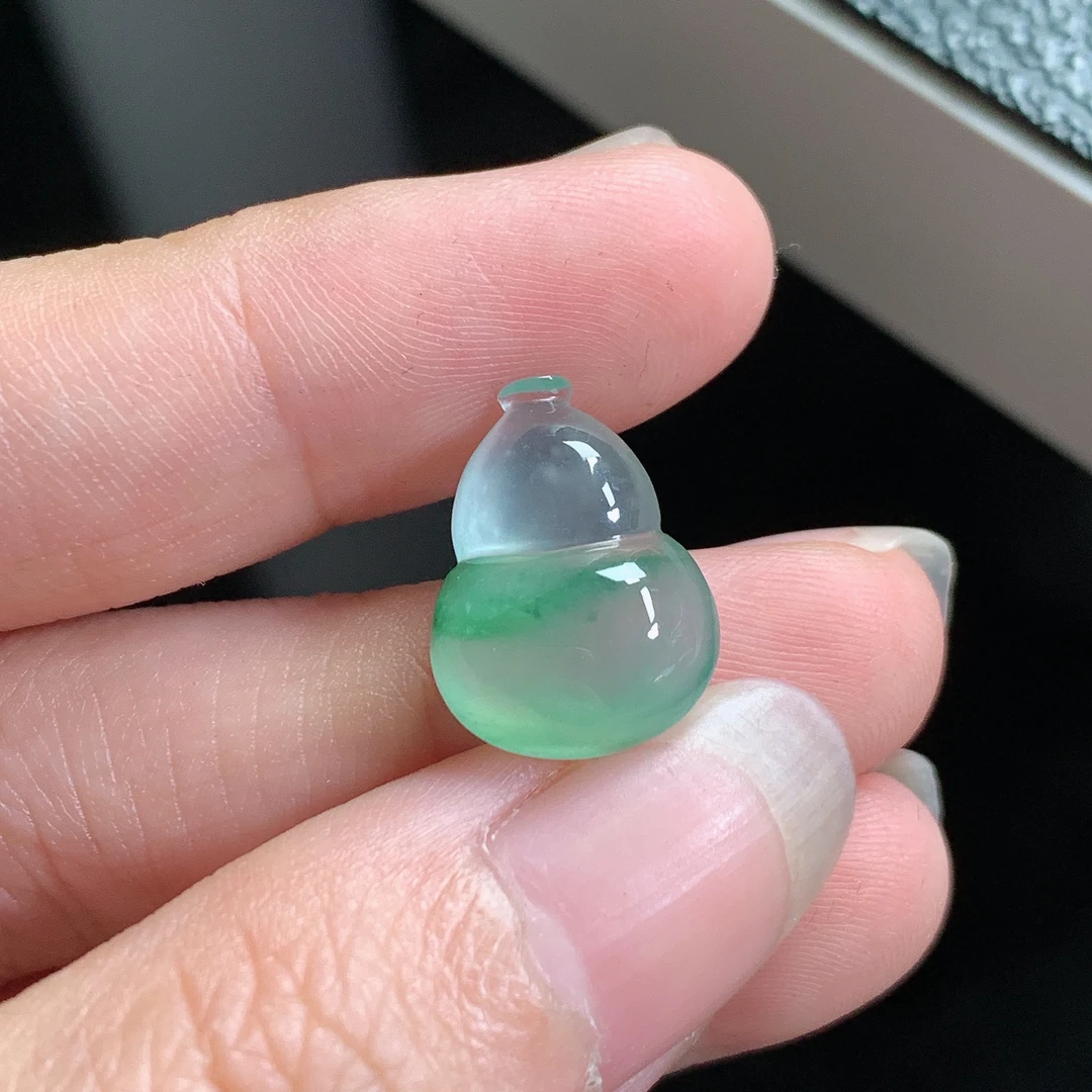 天然缅甸翡翠A货老坑冰种起光飘绿葫芦，尺寸16.2*11.8*5