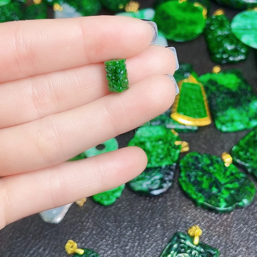 颈饰未镶嵌翡翠多样性