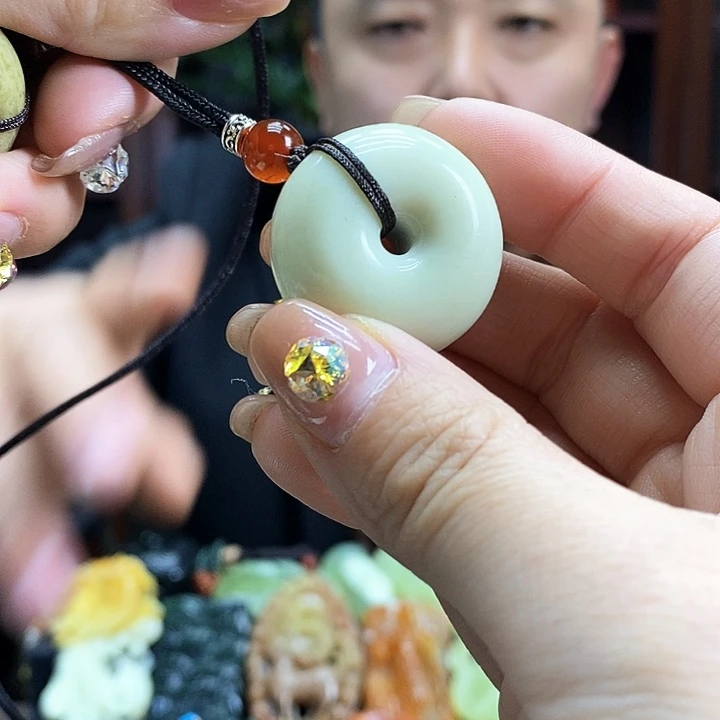 蛇纹石玉吊坠未镶嵌