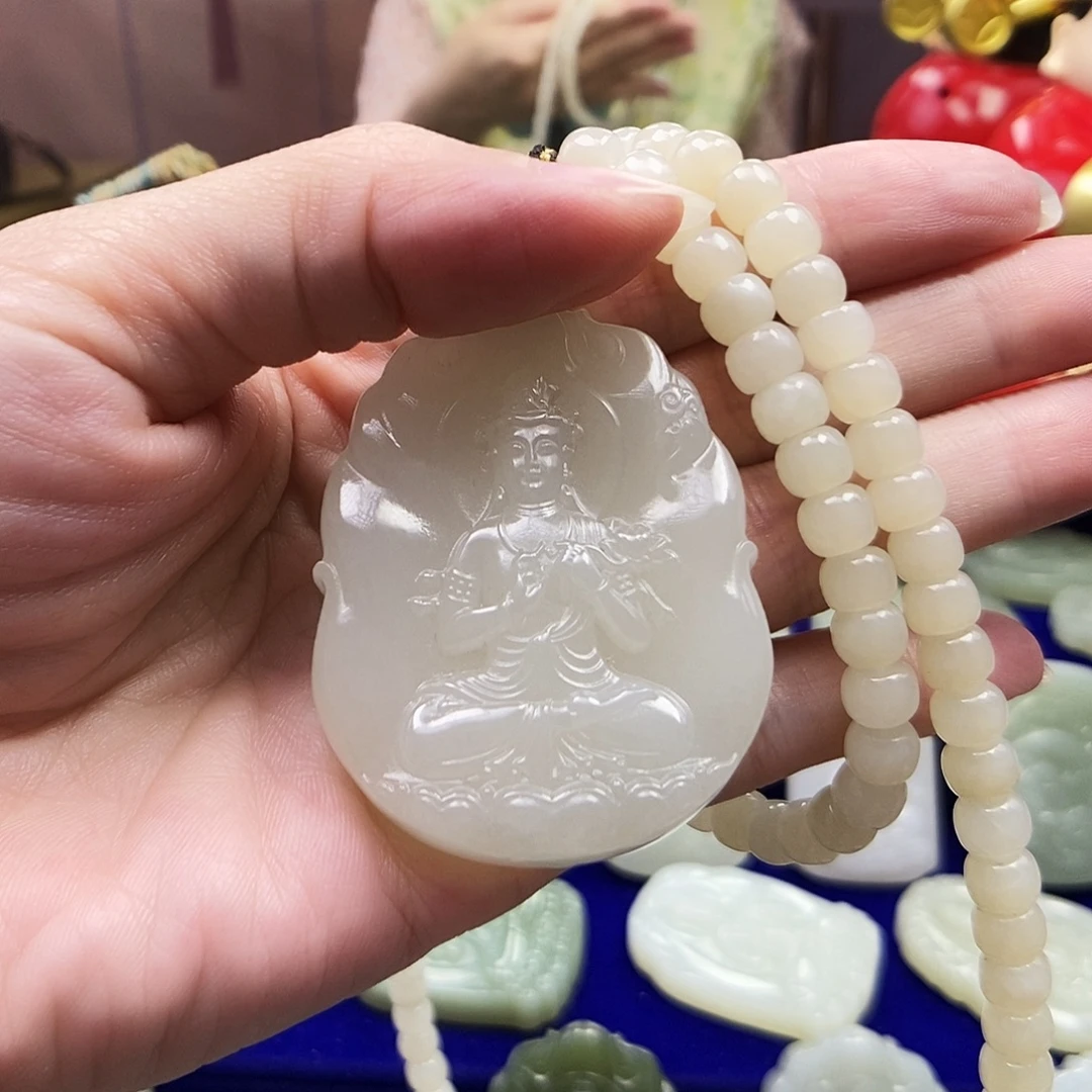 用***意和田玉未镶嵌颈饰