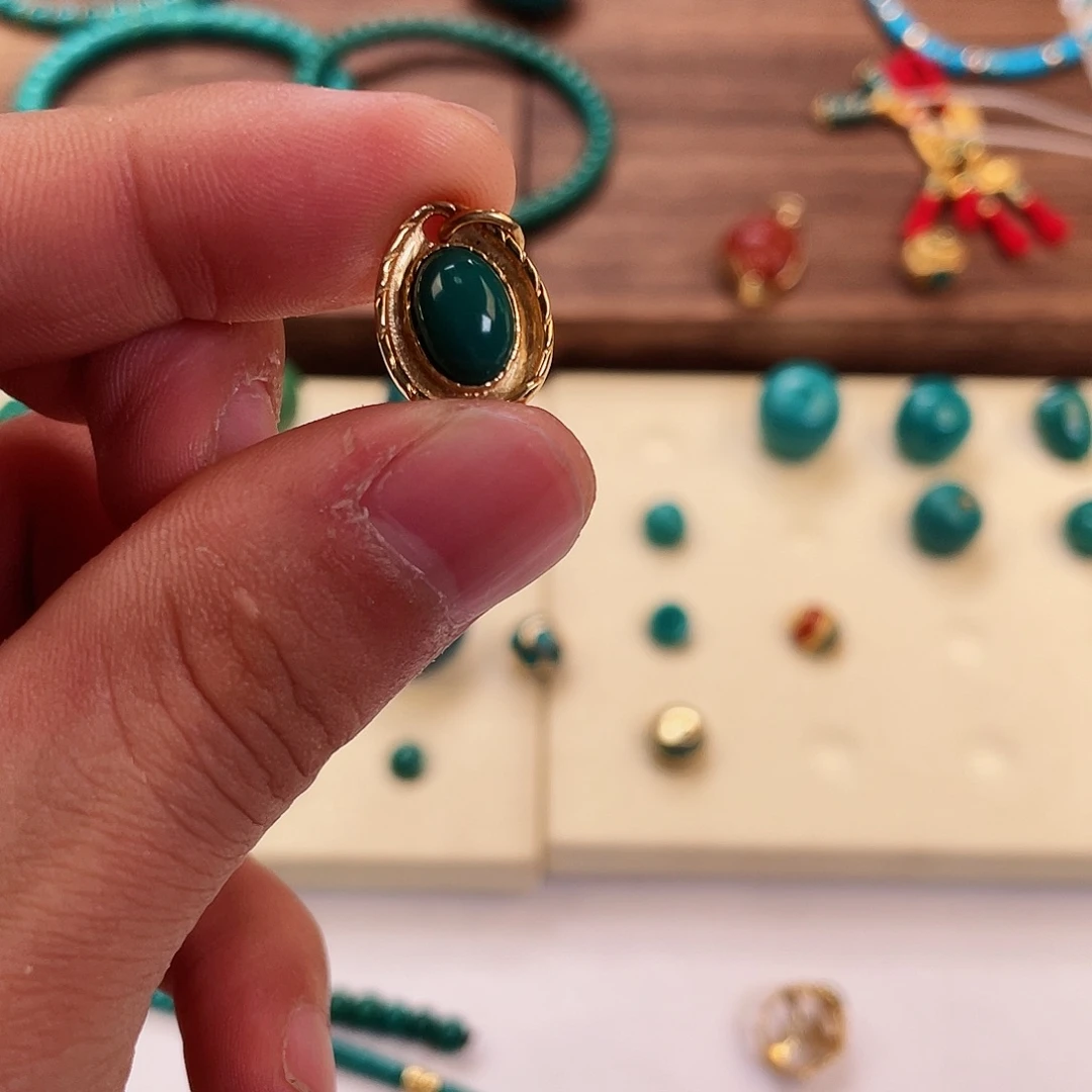 绿松石颈饰未镶嵌五****?